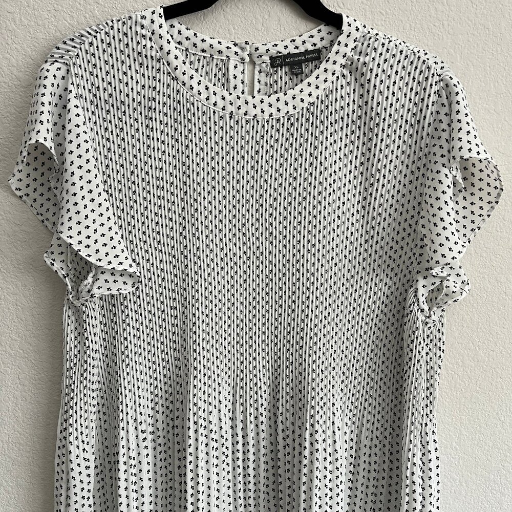 EUC XL Adrianna Papell Pleated Short Sleeve Top